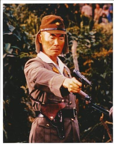 Джордж Такеи в ролята на Сулу в Стар трек , насочен пистолет, снимка 8 x 10