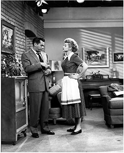 Lucille Ball е вдигната на снимачната площадка с Деси Арназ, снимка 8 x 10