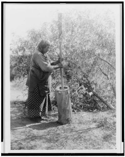 Снимка: Хаван от Вичиты, Жена, която с помощта на хоросан и Петсл, Индианците от Северна Америка,c1927, Къртис